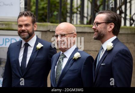 Rupert Murdoch begleitet von seinen Söhnen James (rechts) und Lachlan (links), die am Rupert Murdoch und Jerry Hall Wedding Blessing in der St. Brides Church, Fleet St, London teilnehmen Stockfoto