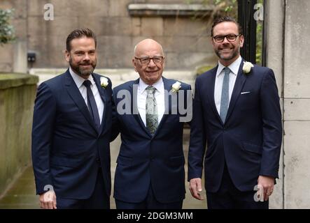 Rupert Murdoch begleitet von seinen Söhnen James (rechts) und Lachlan (links), die am Rupert Murdoch und Jerry Hall Wedding Blessing in der St. Brides Church, Fleet St, London teilnehmen Stockfoto