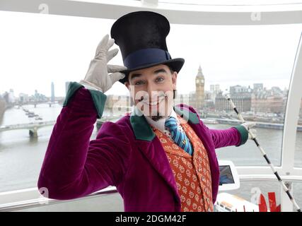 Willy Wonka entkam heute seiner Heimat im West End und übergab dem Coca-Cola London Eye ein besonderes Golden Ticket, um The View of Pure Imagination, The London Eye's Easter Charlie und The Chocolate Factory Experience zu starten. Außerdem haben Sie die Chance, den besonderen Golden Ticket Grand Prize zu gewinnen, mit Preisen wie Tickets und einer VIP-Backstage-Tour zu Roald Dahls Charlie und der Chocolate Factory The Musical, einer privaten Partykapsel auf dem London Eye und einem Aufenthalt in einem Hotel in London. Stockfoto