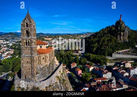 Frankreich, Haute-Loire (43), Le Puy-en-Velay, Bühne auf dem Weg nach Saint Jacques de Compostela, Blick auf die Stadt, den Felsen und die Kapelle von Saint-Michel Stockfoto