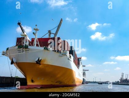 Containerschiff im Hamburger Hafen Stockfoto