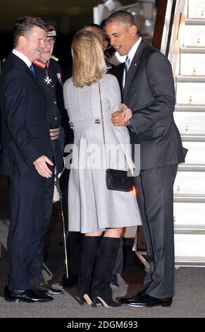 US-Präsident Barack Obama kommt mit Air Force One am Flughafen London Stansted in Essex in Großbritannien an und wird von Brooke Brown Barzun, der Ehefrau des amerikanischen Botschafters Matthew Barzun (links), begrüßt. Stockfoto