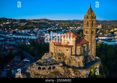 Frankreich, Haute-Loire (43), Le Puy-en-Velay, Bühne auf dem Weg nach Saint Jacques de Compostela, Blick auf die Stadt, den Felsen und die Kapelle von Saint-Michel Stockfoto