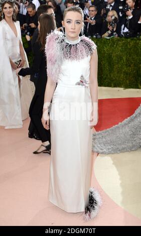 Saoirse Ronan beim Metropolitan Museum of Art Met Gala 2016 in New York City, USA. Bildnachweis sollte lauten: Doug Peters/EMPICS Entertainment Stockfoto