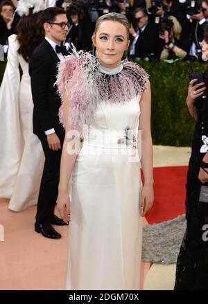 Saoirse Ronan beim Metropolitan Museum of Art Met Gala 2016 in New York City, USA. Bildnachweis sollte lauten: Doug Peters/EMPICS Entertainment Stockfoto