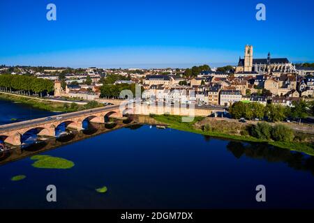 Frankreich, Nièvre (58), Nevers, Saint-Cyr-et-Sainte-Julitte Kathedrale auf dem Weg nach Saint-Jacques de Compostelle und Brücke über die Loire, Loire-Tal Stockfoto