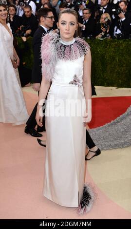 Saoirse Ronan beim Metropolitan Museum of Art Met Gala 2016 in New York City, USA. Bildnachweis sollte lauten: Doug Peters/EMPICS Entertainment Stockfoto