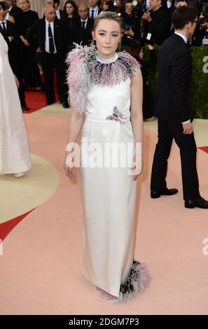 Saoirse Ronan beim Metropolitan Museum of Art Met Gala 2016 in New York City, USA. Bildnachweis sollte lauten: Doug Peters/EMPICS Entertainment Stockfoto