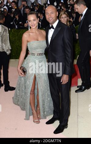 Hannah Davis und Derek Jeter beim Metropolitan Museum of Art Met Gala 2016 in New York City, USA. Bildnachweis sollte lauten: Doug Peters/EMPICS Entertainment Stockfoto