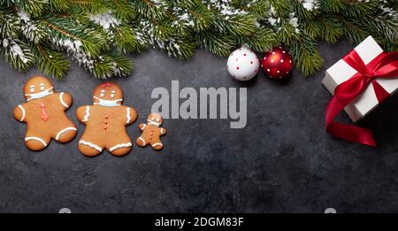 Lustige weihnachts-Grußkarte mit Lebkuchen Mann Cookies in medizinischen Gesichtsmaske. Flat Lay mit Kopierer Platz für Ihre Pandemie Weihnachtsgrüße Stockfoto