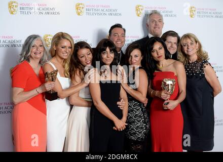 Tess Daly (zweite links), Claudia Winkelman (Mitte, links), Craig Revel Horwood (hinten, Mitte) und Greg Davies (hinten, rechts) mit dem Preis für das beste Unterhaltungsprogramm für Strictly Come Dancing im Pressesaal The House of Fraser BAFTA TV Awards 2016 in der Royal Festival Hall, Southbank, London. Stockfoto