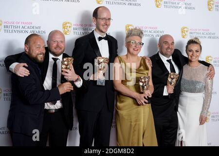 Stephen Graham (links), Shane Meadows (zweite rechts), Mark Herbert (zweite links), Jack Thorne (Mitte, links), Chanel Cresswell (rechts) und Rebekah Wray-Rogers (Mitte, rechts) mit dem Best Mini-Series Award für This is England '90 im Pressesaal The House of Fraser BAFTA TV Awards 2016 in der Royal Festival Hall, Southbank, London. Stockfoto
