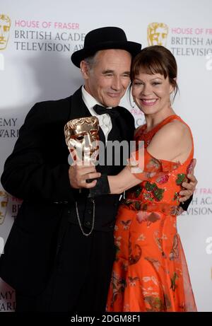 Mark Rylance mit dem Best Leading Actor Award für Wolf Hall mit Helen McCrory im Pressesaal The House of Fraser BAFTA TV Awards 2016 in der Royal Festival Hall, Southbank, London. Stockfoto