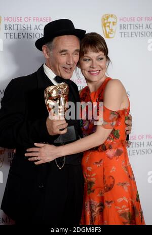 Mark Rylance mit dem Best Leading Actor Award für Wolf Hall mit Helen McCrory im Pressesaal The House of Fraser BAFTA TV Awards 2016 in der Royal Festival Hall, Southbank, London. Stockfoto