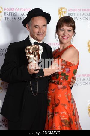 Mark Rylance und Helen McCrory im Pressesaal des House of Fraser BAFTA TV Awards 2016 in der Royal Festival Hall, Southbank, London. Stockfoto