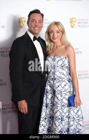 Craig Revel Horwood und Helen George im Presseraum des House of Fraser BAFTA TV Awards 2016 in der Royal Festival Hall, Southbank, London. Stockfoto