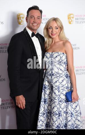 Craig Revel Horwood und Helen George im Presseraum des House of Fraser BAFTA TV Awards 2016 in der Royal Festival Hall, Southbank, London. Stockfoto