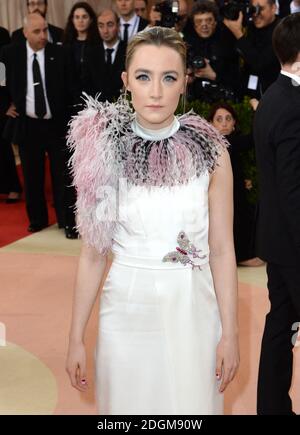 Saoirse Ronan beim Metropolitan Museum of Art Met Gala 2016 in New York City, USA. Bildnachweis sollte lauten: Doug Peters/EMPICS Entertainment Stockfoto