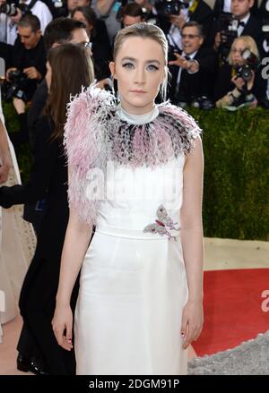 Saoirse Ronan beim Metropolitan Museum of Art Met Gala 2016 in New York City, USA. Bildnachweis sollte lauten: Doug Peters/EMPICS Entertainment Stockfoto