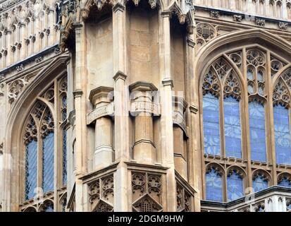 London, England, Großbritannien. Westminster Abbey: Detail der Außenseite der Henry VII Kapelle. Leere Plinthen ursprünglich von Statuen bewohnt, die durch die 1700.. Stockfoto