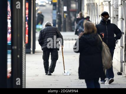 London, England, Großbritannien. Alter Mann mit gebeugten Beinen und einem Gehstock in der Marylebone Road Stockfoto