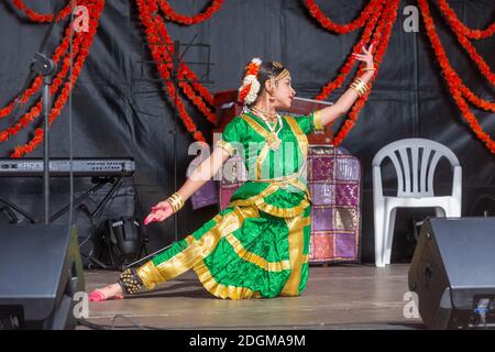 Eine indische Tänzerin in einem schönen Grün und Gold sari tritt auf der Bühne während Diwali Festival Feiern Stockfoto