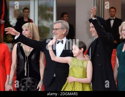 Steven Spielberg, Ruby Barnhill und Mark Rylance bei der BFG-Premiere im Palais De Festival. Teil der 69. Filmfestspiele von Cannes in Frankreich. Stockfoto