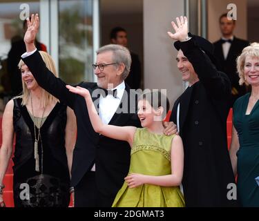 Steven Spielberg, Ruby Barnhill und Mark Rylance bei der BFG-Premiere im Palais De Festival. Teil der 69. Filmfestspiele von Cannes in Frankreich. Stockfoto
