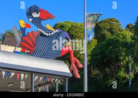 Eine Wellblechskulptur eines Pukeko (einheimischer Vogel), der eine Halskette auf dem Dach eines Juwelierhauses in Tirau, Neuseeland trägt Stockfoto