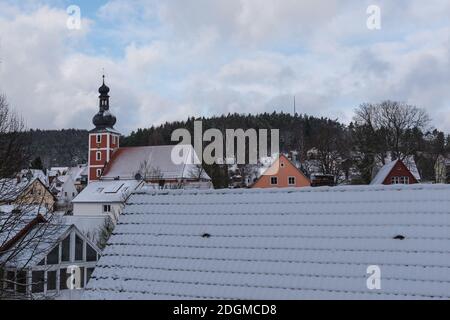 Panoramasicht auf die kleine Stadt Etzelwang in Bayern mit Verschneite Dächer und Kirche im Winter Stockfoto