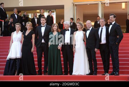 Anne Consigny, Virginie Efira, Jonas Bloquet, Isabelle Huppert, Regisseur Paul Verhoeven, Alice Isaaz, Christian Berkel, Charles Berling und Laurent Lafitte bei der Elle-Premiere im Palais De Fetival in Cannes. Teil der 69. Filmfestspiele von Cannes in Frankreich. (Obligatorische Gutschrift: Doug Peters/EMPICS Entertainment) Stockfoto