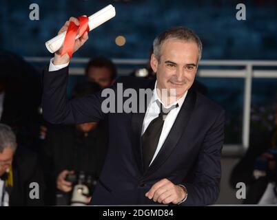 Regisseur Olivier Assayas posiert, nachdem er mit dem Preis für die beste Regie für den Film Personal Shopper in der Palme D'Or Winner Photocall im Palais De Festival in Cannes ausgezeichnet wurde. Teil der 69. Filmfestspiele von Cannes in Frankreich. Stockfoto