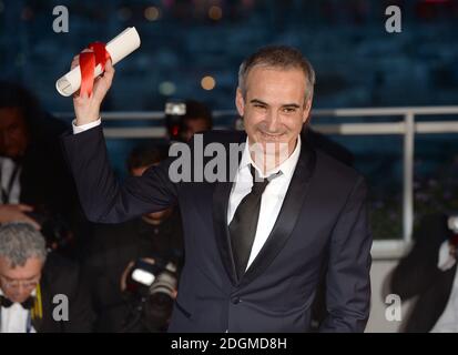 Regisseur Olivier Assayas posiert, nachdem er mit dem Preis für die beste Regie für den Film Personal Shopper in der Palme D'Or Winner Photocall im Palais De Festival in Cannes ausgezeichnet wurde. Teil der 69. Filmfestspiele von Cannes in Frankreich. Stockfoto