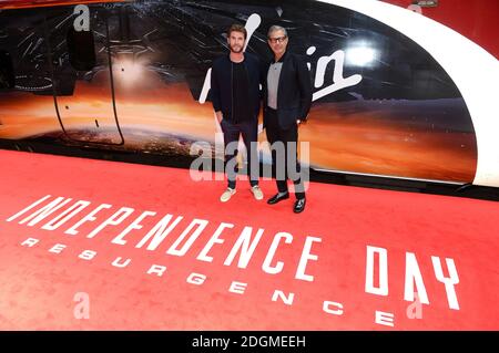 Liam Hemsworth und Jeff Goldblum bei der offiziellen Enthüllung des Independence Day: Resurgence Wrapped Train, Euston Station, London. Bild Kredit sollte Doug Peters / EMPICS Entertainment lesen Stockfoto
