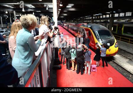 Liam Hemsworth, Roland Emmerich und Jeff Goldblum bei der offiziellen Enthüllung des Independence Day: Resurgence Wrapped Train, Euston Station, London. Bild Kredit sollte Doug Peters / EMPICS Entertainment lesen Stockfoto