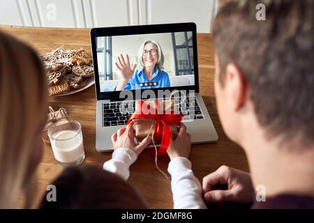 Glückliche Familie Video rufen Großeltern auf Laptop-Bildschirm mit virtuellen Party. Stockfoto