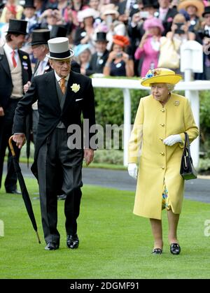 Die Königin Elizabeth II und der Herzog von Edinburgh kommen am ersten Tag des Royal Ascot Meeting 2016 auf der Ascot Racecourse, Berkshire, an. Stockfoto