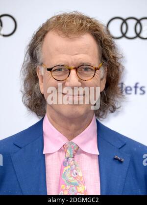 Andre Rieu nimmt an den O2 Silver Clef Awards in Zusammenarbeit mit Nordaff Robbins im Grosvenor House Hotel in London Teil. Bildnachweis sollte Doug Peters/ EMPICS Entertainment lauten Stockfoto