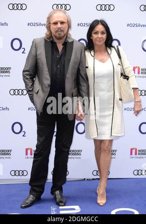 Barry Gibb und Linda Gray nehmen an den O2 Silver Clef Awards in Zusammenarbeit mit Nordaff Robbins im Grosvenor House Hotel in London Teil. Bildnachweis sollte Doug Peters/ EMPICS Entertainment lauten Stockfoto
