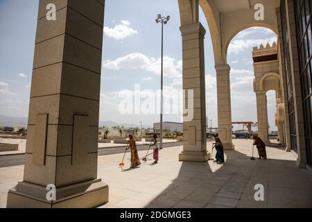 --FILE--Anwohner reinigen den Boden vor dem Bahnhof von Dire Dawa, Äthiopien, 29. Dezember 2016. Nach vier Jahren Bauzeit, Stockfoto