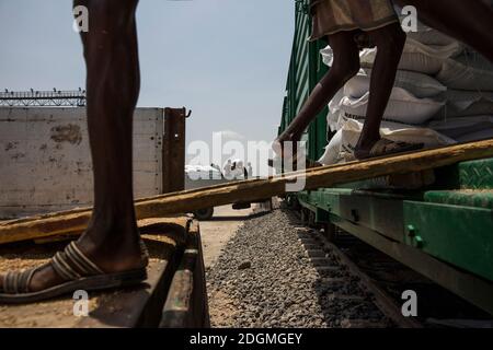 --FILE--Lokale Arbeiter sind damit beschäftigt, Güter zu entladen, die von Zügen über die Addis Abeba-Dschibuti-Bahn für Menschen gebracht werden, die an der Sta unter Dürre leiden Stockfoto