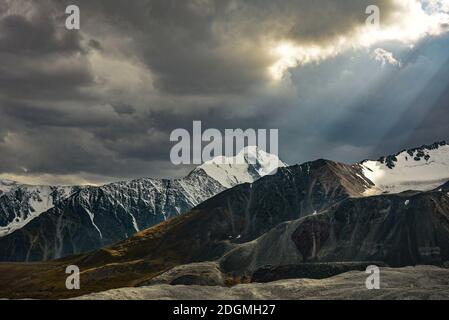 Shar khamar Gipfel der westlichen mongolischen Altai-Berge, die mit Russland, China und höchsten Punkt oder Dach der Mongolei grenzt. Juni 2020. Stockfoto