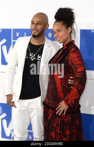 Alicia Keys und Swizz Beatz bei der Ankunft bei den MTV Video Music Awards 2016, Madison Square Garden, New York City. Bildnachweis sollte lauten: Doug Peters/EMPICS Entertainment Stockfoto