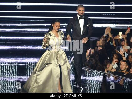 Drake verleiht Rihanna den Michael Jackson Vanguard Award bei den MTV Video Music Awards 2016, Madison Square Garden, New York City. Bildnachweis sollte lauten: Doug Peters/EMPICS Entertainment Stockfoto