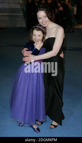 Georgie Henley und Anna Popplewell bei der Weltpremiere von The Cronicles of Narnia, The Royal Albert Hall, London. Doug Peters/allactiondigital.com Stockfoto