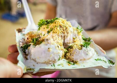 Dahi puri, wie von einem Verkäufer am Chowpatty Strand in Süd-Mumbai, Indien serviert Stockfoto