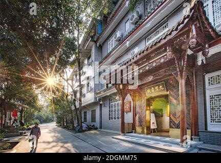 Häuser in der Bergstadt Qingcheng, die eine Fläche von 126.67 Quadratkilometern umfasst und sich am Fuße des Qingcheng Berges, Dujiangyan c Stockfoto