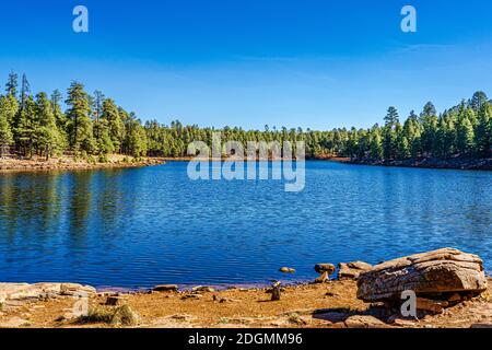 Ein faszinierender Blick auf den Woods Canyon Lake in Arizona Stockfoto