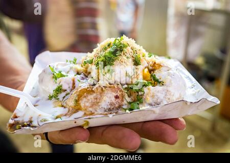 Dahi puri, wie von einem Verkäufer am Chowpatty Strand in Süd-Mumbai, Indien serviert Stockfoto