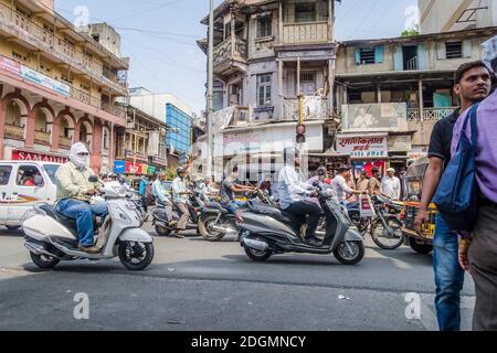 PUNE, INDIEN - 14. MÄRZ 2019: Starker Verkehr von Motorrädern und Autos in Pune, Indien Stockfoto